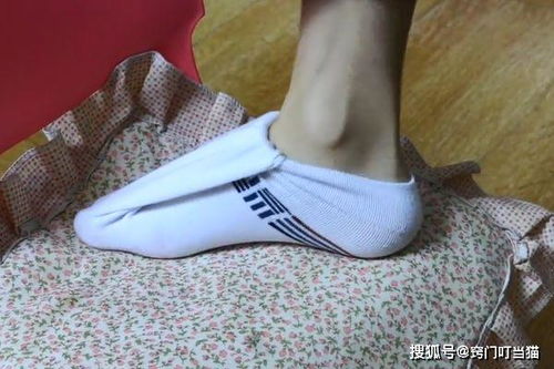 穿鞋時(shí)襪子露在外邊不好看 只需一個(gè) 小動(dòng)作 ,巧妙的把襪子隱藏好